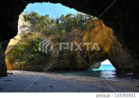 吹き抜けの神秘の洞窟　龍宮窟 133765831