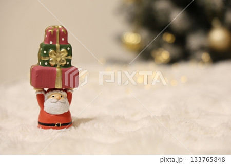 クリスマスのイメージ　プレゼントを運ぶサンタクロース 133765848