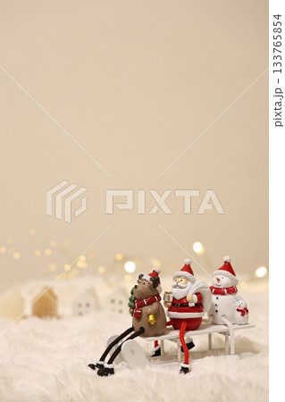 クリスマスのイメージ　プレゼントを運ぶサンタクロース 133765854