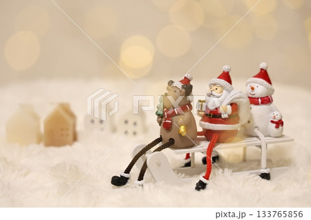 クリスマスのイメージ プレゼントを運ぶサンタクロース クリスマスのイメージ プレゼントを運ぶサンタクロース 133765856