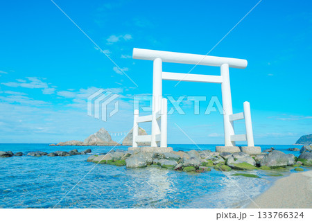 糸島の桜井二見ヶ浦の夫婦岩 糸島の桜井二見ヶ浦の夫婦岩 133766324