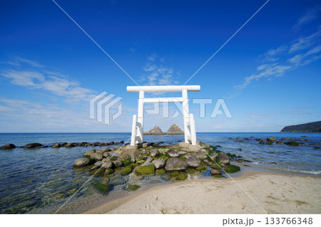糸島の桜井二見ヶ浦の夫婦岩 糸島の桜井二見ヶ浦の夫婦岩 133766348