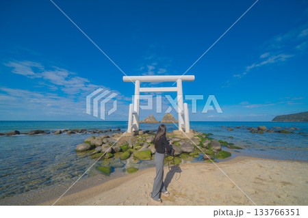 糸島の桜井二見ヶ浦の夫婦岩 糸島の桜井二見ヶ浦の夫婦岩 133766351