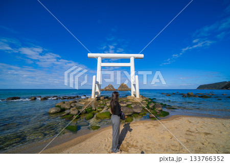 糸島の桜井二見ヶ浦の夫婦岩 133766352