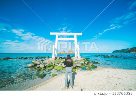 糸島の桜井二見ヶ浦の夫婦岩 糸島の桜井二見ヶ浦の夫婦岩 133766353