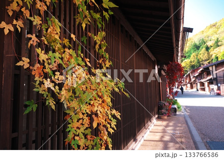 黄葉と奈良井宿の格子戸 133766586