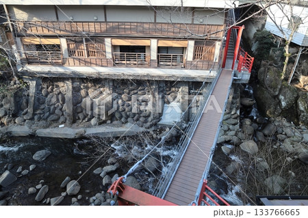 旅館の施設に架かる吊り橋 修善寺温泉 菊屋旅館 133766665