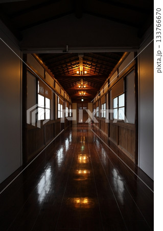歴史ある高級旅館のレトロな渡り廊下 縦画像 133766670