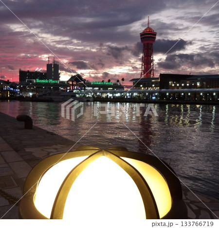 港の灯りと夕焼け空の博多ポートタワー 133766719
