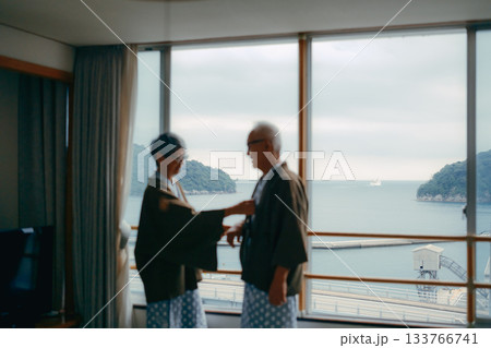 浴衣の襟元を整えるシニア夫婦の優しい時間 133766741