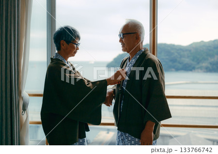 浴衣の襟元を整えるシニア夫婦の優しい時間 133766742
