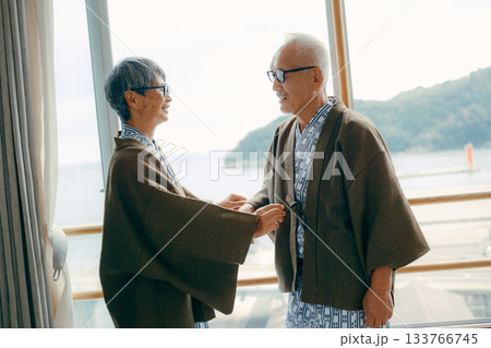 浴衣の襟元を整えるシニア夫婦の優しい時間 133766745