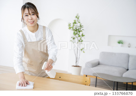 掃除をする女性　家事代行　ホームヘルパー 133766870