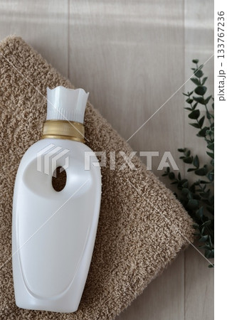 ふわふわバスタオルの上に置いた柔軟剤 133767236