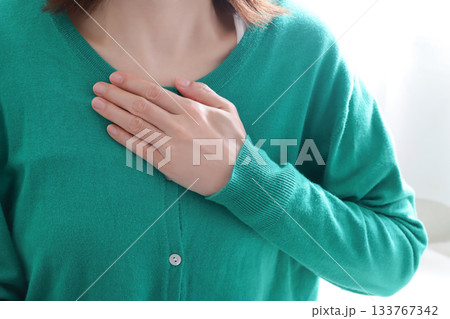 胸に手を当てる女性　メンタル 133767342