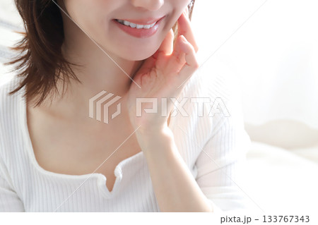 笑顔の女性 お手入れイメージ 笑顔の女性 お手入れイメージ 133767343