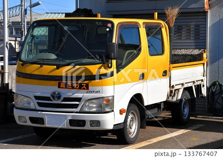 駐車場に並ぶトラック(トヨタ ダイナ 7代目    ダブルキャブ パワーゲート付) 133767407