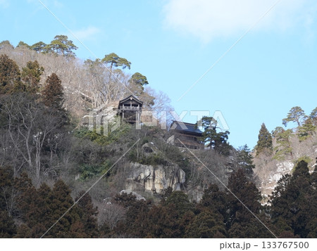 山形・山寺（立石寺）雪景色と青空｜白銀の冬絶景・五大堂の風景 133767500