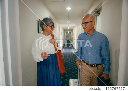 エレベーターに乗るシニア夫婦の旅行シーン 133767667