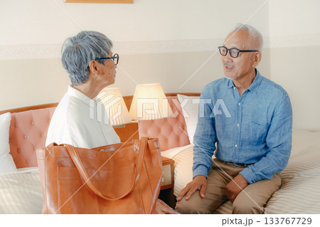 ホテルでくつろぐシニア夫婦の和やかな時間 ホテルでくつろぐシニア夫婦の和やかな時間 133767729