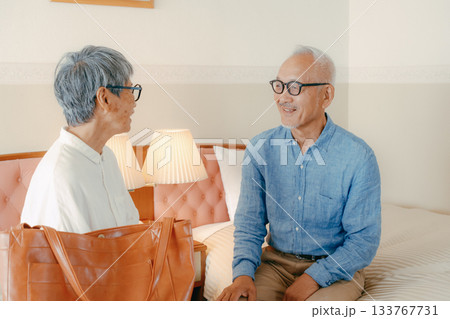 ホテルでくつろぐシニア夫婦の和やかな時間 133767731