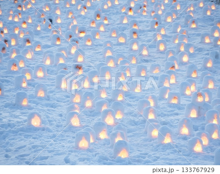 横手の雪まつり ミニかまくらの雪あかりが並ぶ夜景 冬の背景素材(秋田・横手) 横手の雪まつり ミニかまくらの雪あかりが並ぶ夜景 冬の背景素材(秋田・横手) 133767929