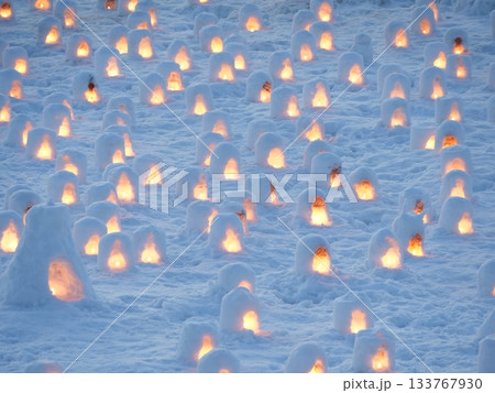 秋田・横手市「横手の雪まつり」かまくら｜白銀の雪景色とライトアップ（観光素材） 133767930