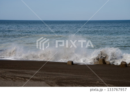 波が打ち寄せる春のオホーツク海 133767957