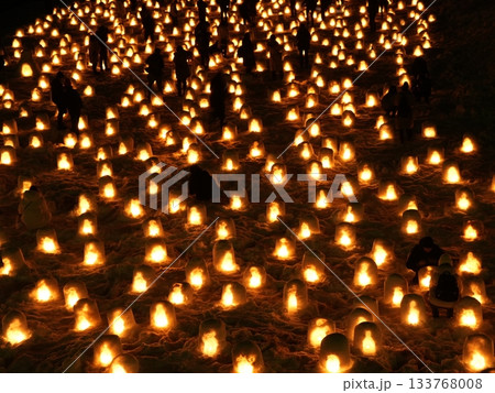 秋田・横手市「横手の雪まつり」かまくら|白銀の雪景色とライトアップ(観光素材) 秋田・横手市「横手の雪まつり」かまくら|白銀の雪景色とライトアップ(観光素材) 133768008