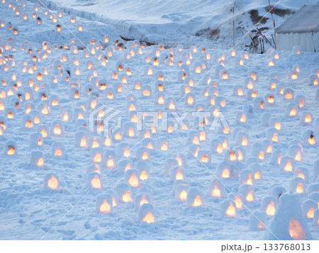 秋田・横手市「横手の雪まつり」かまくら｜白銀の雪景色とライトアップ（観光素材） 133768013