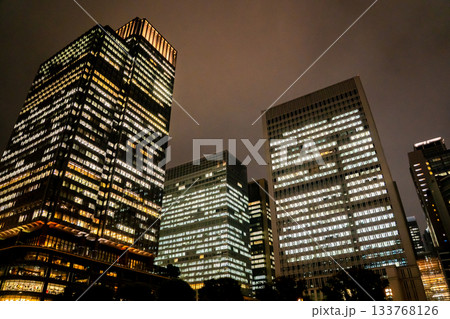 東京駅丸の内駅前広場から見る夜景の三菱UFJ信託銀行本店ビル 東京都千代田区丸の内 東京駅丸の内駅前広場から見る夜景の三菱UFJ信託銀行本店ビル 東京都千代田区丸の内 133768126