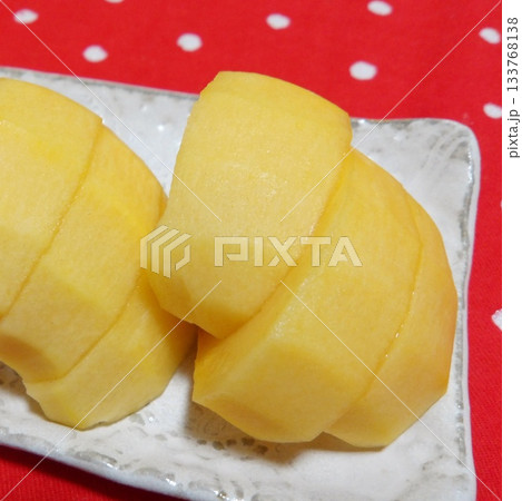 ​秋の味覚！鮮やかなオレンジ色のフレッシュな柿 133768138