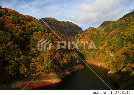 紅葉に染まる秋の渓谷と湖 紅葉に染まる秋の渓谷と湖 133768145