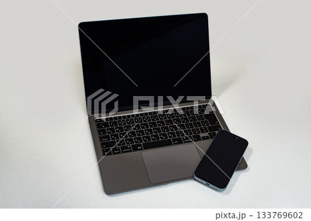 ノートパソコンとスマホ 133769602