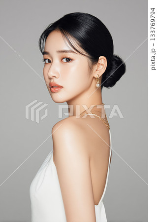 白いキャミソール姿の美しい女性のポートレート 133769794