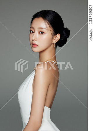 清潔感と気品あふれる女性のファッションイメージ 133769807