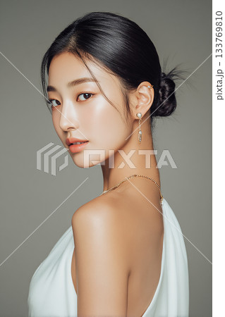 白いホルターネックとまとめ髪のビューティーポートレート 白いホルターネックとまとめ髪のビューティーポートレート 133769810