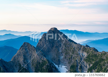 北穂高小屋のテラスから見るマジックアワーの前穂高岳と北尾根　北アルプスの北穂高岳登山 133769862