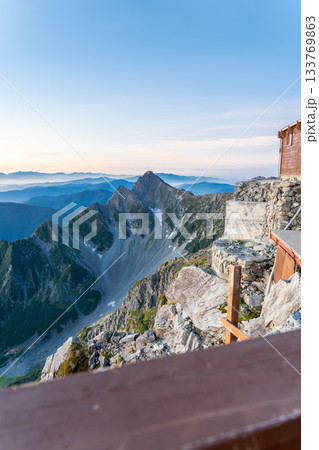 北穂高小屋のテラスから見るマジックアワーの前穂高岳と北尾根　北アルプスの北穂高岳登山 133769863