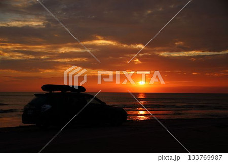 千里浜に沈む夕日と車の記念撮影 千里浜に沈む夕日と車の記念撮影 133769987