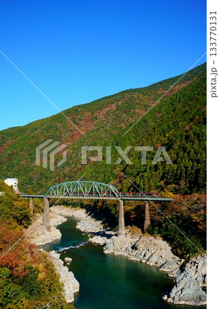 秋晴れの渓谷を行く特急南風 秋晴れの渓谷を行く特急南風 133770131