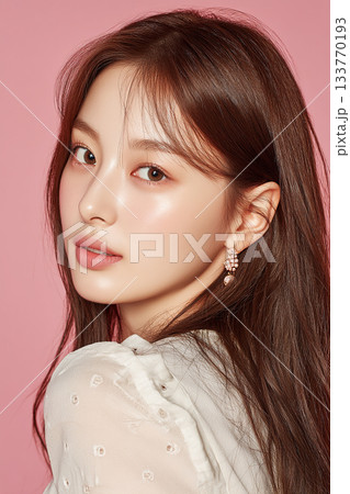 繊細なピアスが輝く、大人の魅力を持つ女性 133770193