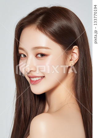 白いブラウスを着用したエレガントな女性のアップ 133770194