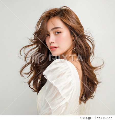 白い背景で輝く、長い髪の女性のポートレート 133770227