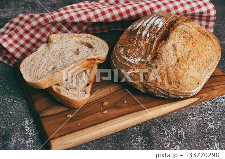 Fresh baked sourdough loaf and slices close up 133770298