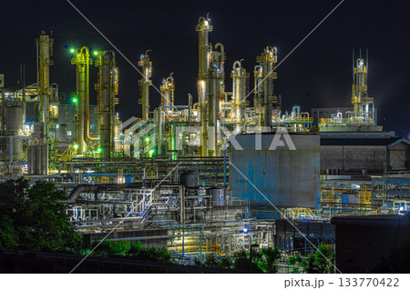 ポリプラスチックス富士工場　工場夜景 133770422