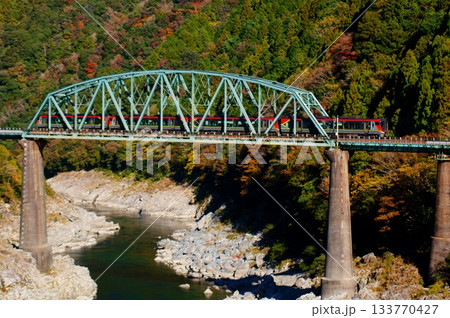 紅葉の斜面を背にしたJR四国2700系・南風 紅葉の斜面を背にしたJR四国2700系・南風 133770427