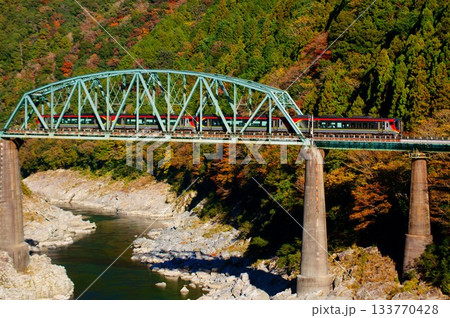 紅葉の渓谷を横切る2700系気動車・南風 紅葉の渓谷を横切る2700系気動車・南風 133770428