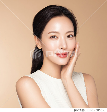 ベージュの背景と美肌が調和したスキンケアイメージ 133770537