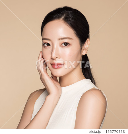 滑らかな肌に手を添える、優雅で美しい女性のポートレート 133770538